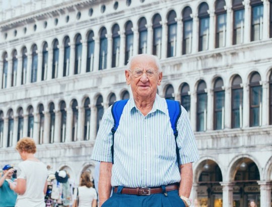 El abuelo mochilero de 97 años que recorre el mundo junto a su nieto | Internacionales