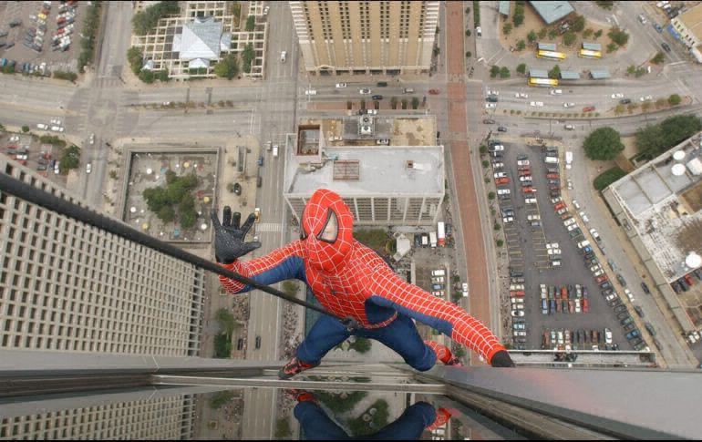 Se disfrazó de Spiderman para sacarse una selfie y murió al caer desde la terraza | Internacionales