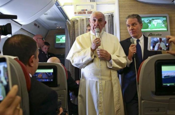 La impactante foto que repartió el papa Francisco durante su viaje a Chile | Internacionales