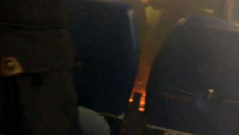 Video: un incendio en un avión repleto de pasajeros desató el pánico en Rusia | Internacionales