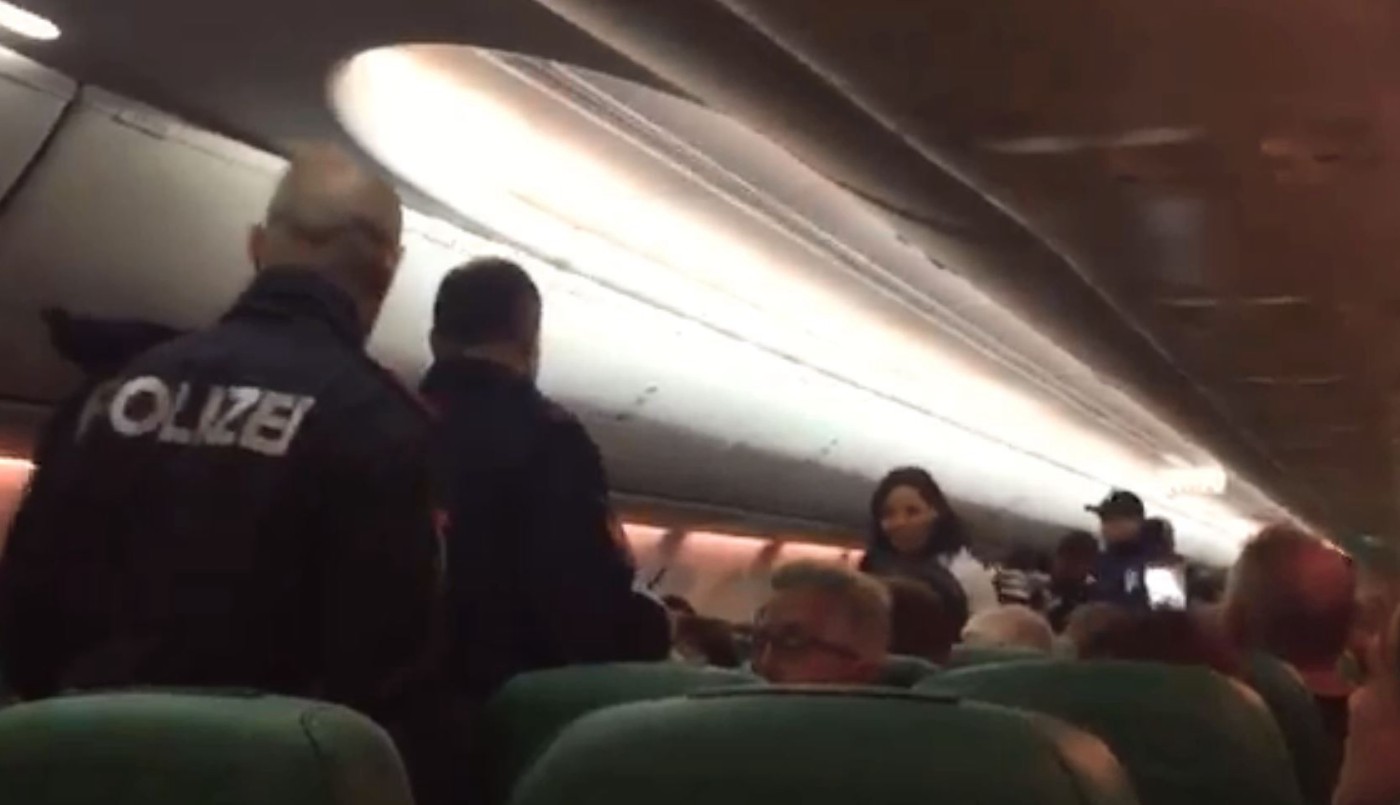 Un avión debió realizar un aterrizaje de emergencia por culpa de las "flatulencias" de un pasajero | Internacionales