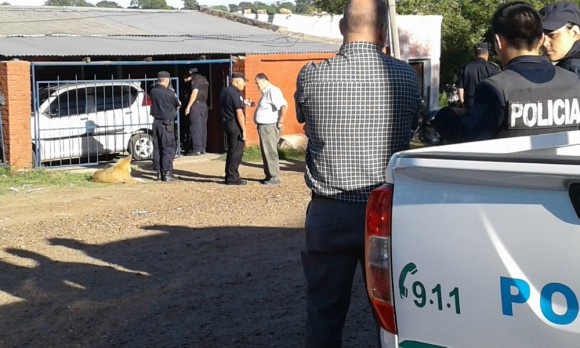 Un hombre mató a su expareja y a uno de los policías que la custodiaba | Internacionales