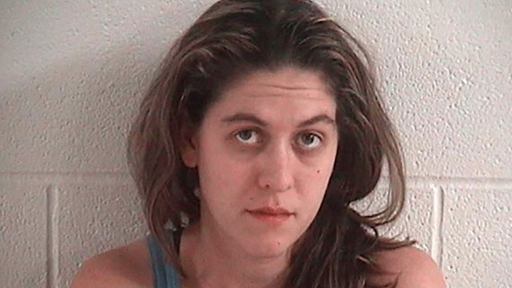 Un nene le disparó a su hermana, la madre le curó las heridas, se fue a trabajar y los dejó solos | Internacionales