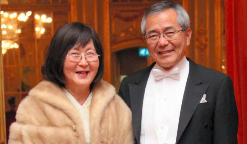 Encontraron a un Premio Nobel caminando desorientado por una ruta y a su mujer muerta en el auto | Internacionales