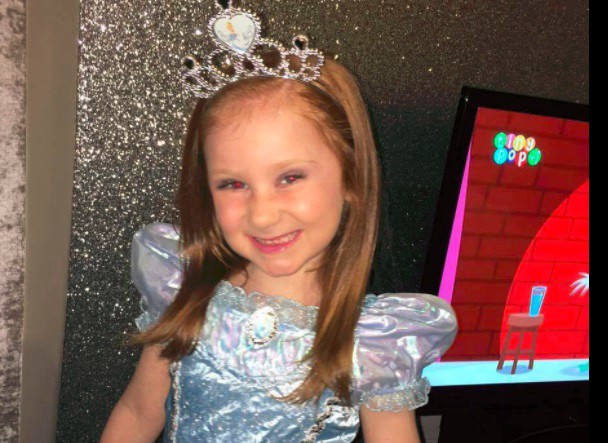 Descubrieron que su hija tenía un tumor cerebral porque notaron algo "diferente" en su sonrisa | Internacionales