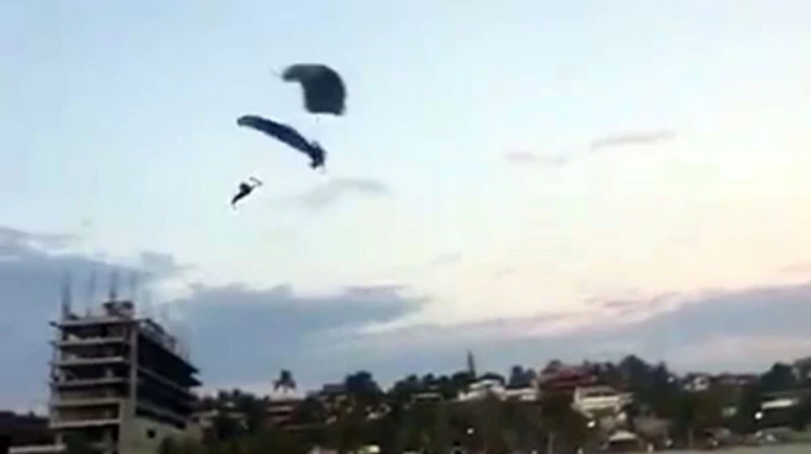 Dos paracaidistas chocaron entre sí en pleno descenso y una mujer murió | Internacionales