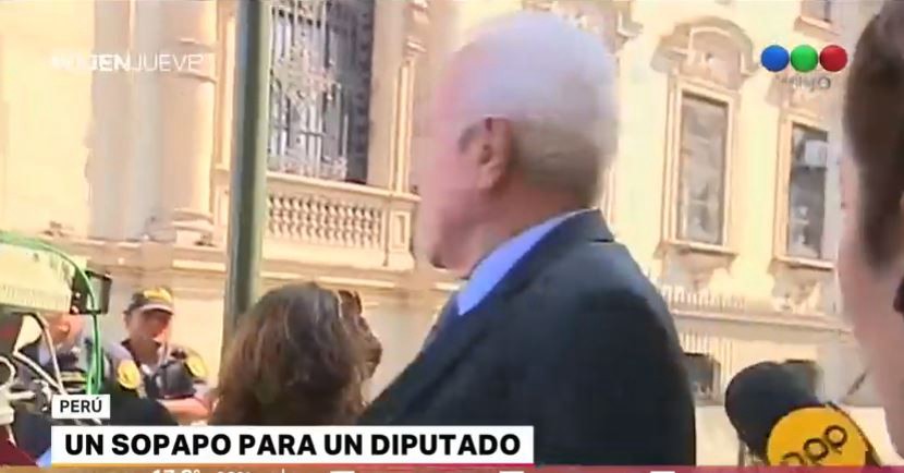 Una mujer golpeó a un diputado peruano frente a las cámaras de TV | Internacionales