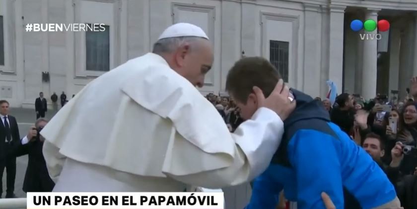 Francisco detiene papamóvil e invita a subir a niño con Síndrome de Down y leucemia | Internacionales