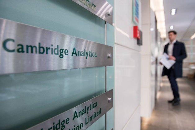 Tras el escándalo mundial de Facebook, cierra Cambridge Analytica | Internacionales
