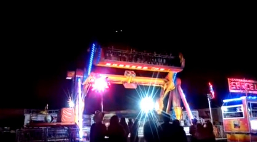 Escalofriante video del momento en que madre e hija caen al vacío desde un juego mecánico | Internacionales