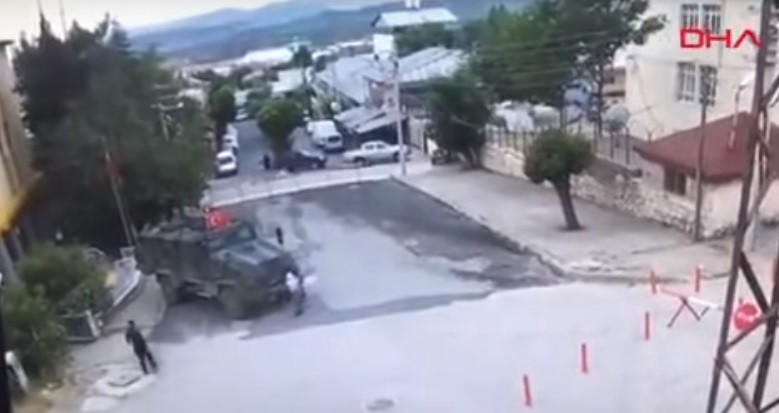 Fuerte video: anciana kurda murió al pasarle por encima un blindado turco | Internacionales