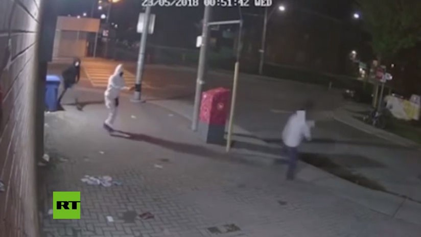 Video terrible: lo asaltan y se salva de morir porque al ladrón se le traba el arma | Internacionales