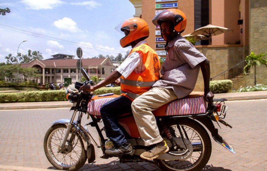 Uganda quiere prohibir el uso de capucha en motociclistas para reducir delincuencia | Internacionales