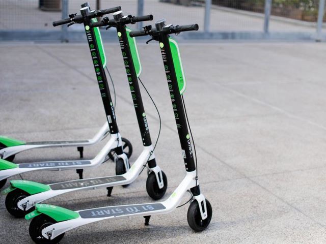 Tras el fracaso con autos eléctricos, París lanza un sistema de monopatines de alquiler | Internacionales