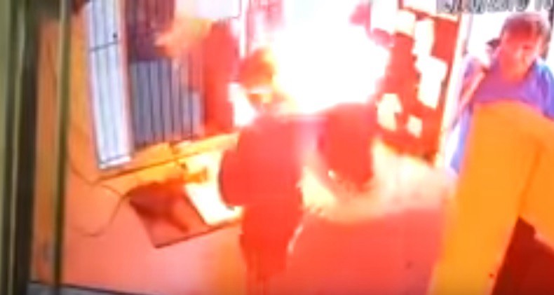 Video impresionante: le arroja nafta en la cara y prende fuego al portero de su edificio | Internacionales