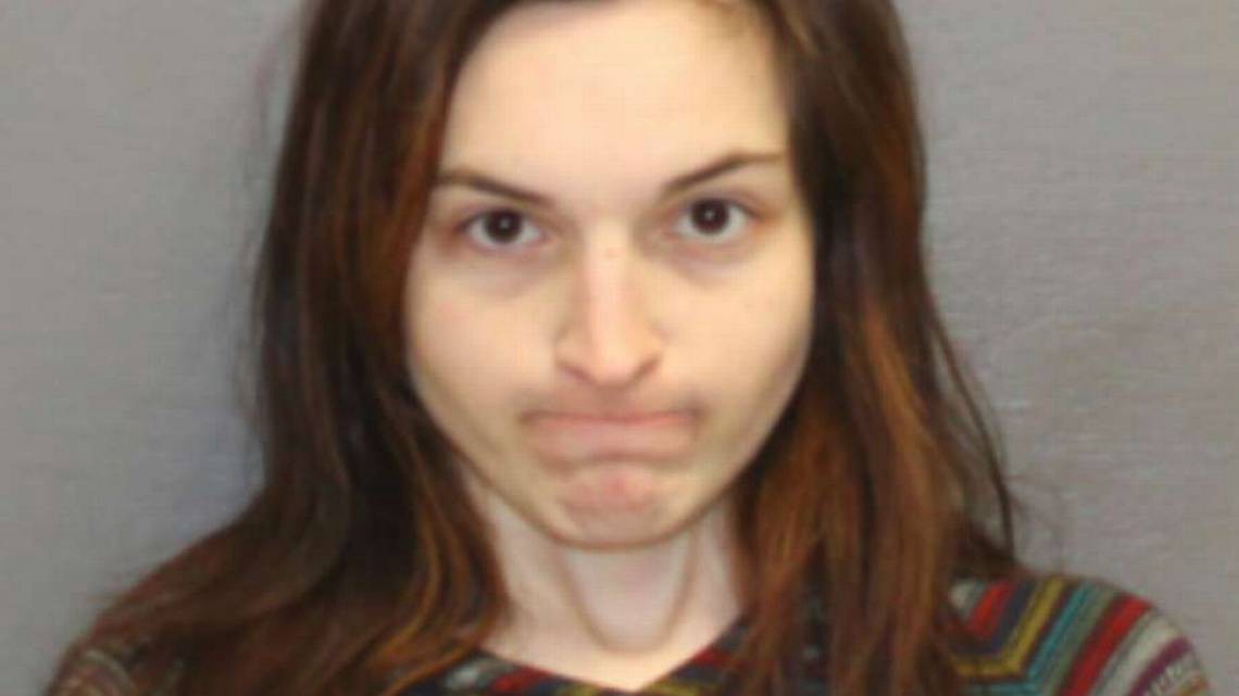 Una mujer amenazó a su ex novio con un machete y lo obligó a tener sexo con ella | Internacionales