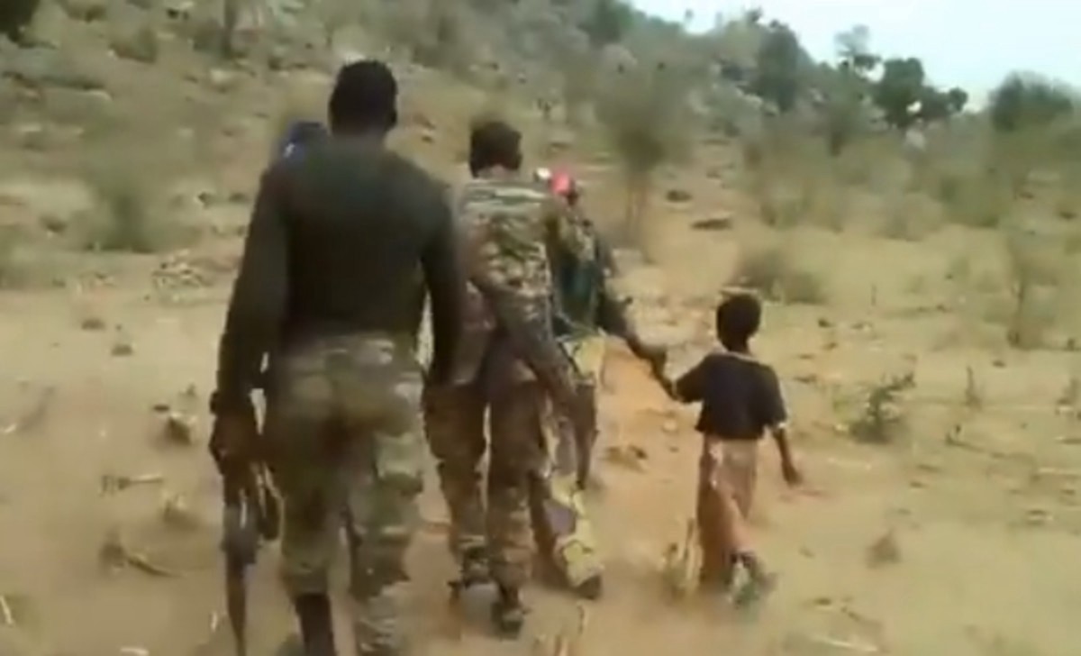 Investigan un video escalofriante en el que soldados de Camerún ejecutan mujeres y niños | Internacionales