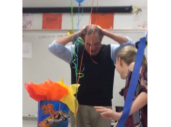 EsViral: la sorpresa que emocionó a un profesor hasta las lágrimas | Redes