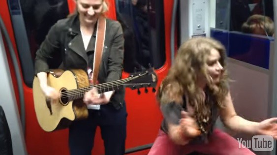#EsViral Dúo canta "Kiss" en el subte y se les une un pasajero para dar un show increíble | Redes