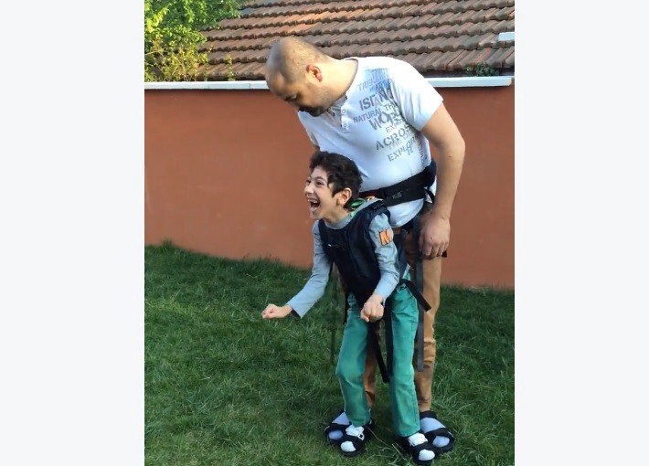 Conmovedor: Un papá lleva a su hijo discapacitado en un arnés para que juegue al fútbol | Redes