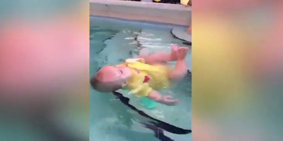 Video polémico: una madre dejó a su beba sola en el agua para que aprenda a nadar | Redes