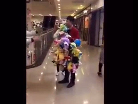 #EsViral El método para sacar ositos de peluche de las máquinas | Redes