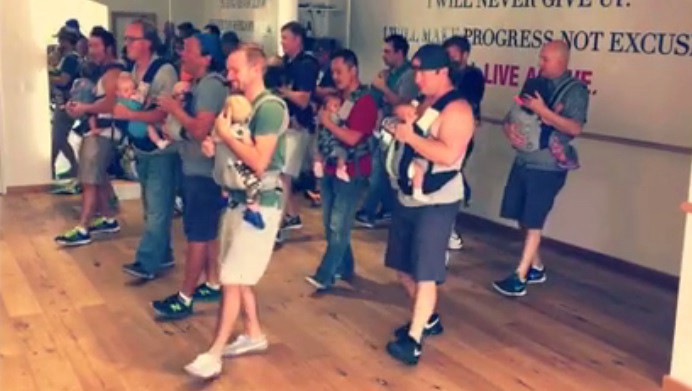 Padres que toman clases de baile con sus bebés arrasan Facebook | Redes