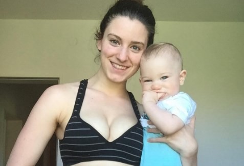 La joven que se convirtió en viral por darle el pecho a su hijo en un casamiento | Redes