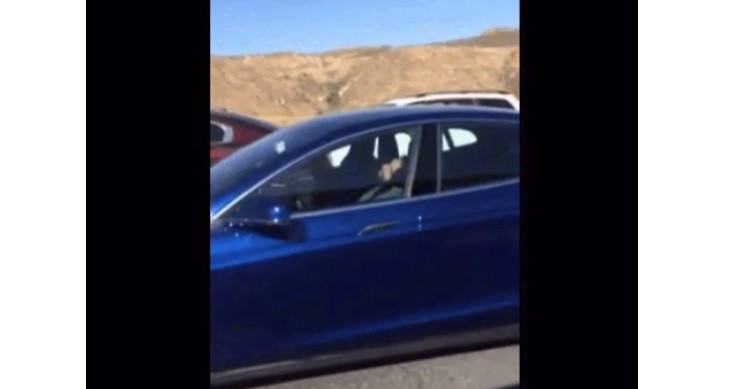 #EsViral: Se duerme en su auto mientras "maneja" el piloto automático | Redes