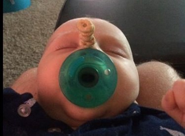 Desafío viral: los padres juegan con aritos de cereal sobre la cabeza de sus bebés | Redes