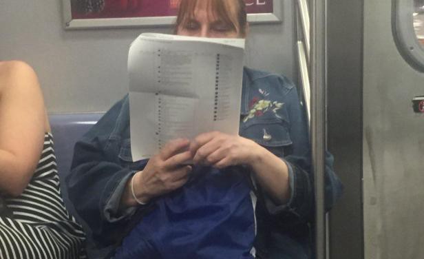 La mujer que lee Facebook en papel y se volvió viral | Redes