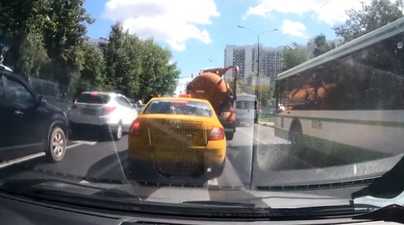 #EsViral Un camión lleno de material fecal estalla en medio del tránsito | Redes