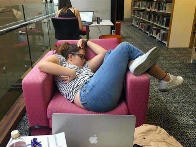 La chica que se convirtió en meme, tras quedarse dormida en la biblioteca | Redes