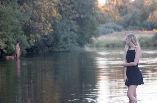 Un hombre desnudo con su perro le arruina las fotos de graduación a esta chica | Redes