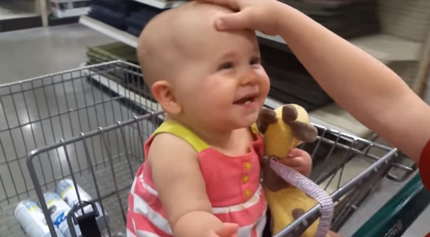 #ViralDeLunes Esta bebita con risa contagiosa y "maléfica" es la nueva preferida de las redes sociales | Redes