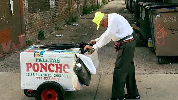 Conmovedor: La foto publicada en Facebook que le cambió la vida a un heladero de 89 años | Redes