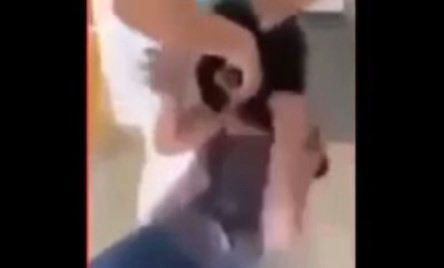 Le afeitó la cabeza a su hija como castigo por reírse de una joven con cáncer | Redes