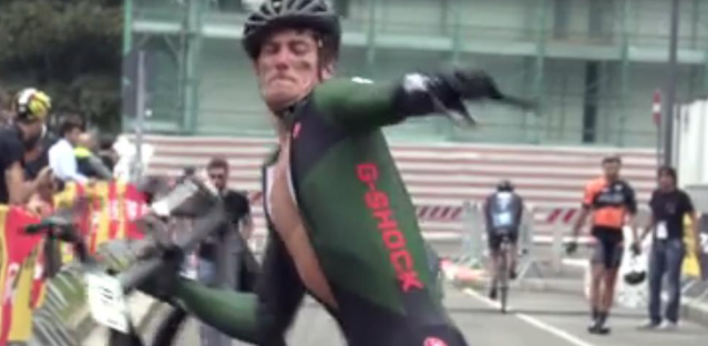 Ataque de furia: un ciclista perdió una carrera y partió al medio su bicicleta | Redes