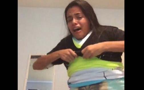 Video: intentó cumplir el desafío de ponerse 100 camisetas y casi muere ahogada | Redes