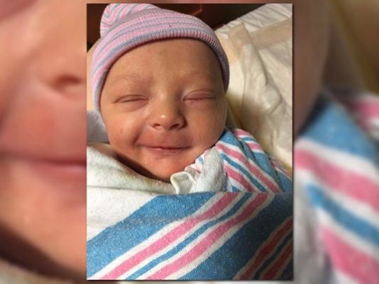 Fue al hospital a que le saquen una piedra del riñón y salió con un bebé | Redes
