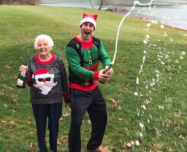 #EsViral Los videos y fotos de este Youtuber con su abuela están arrasando en redes sociales | Redes