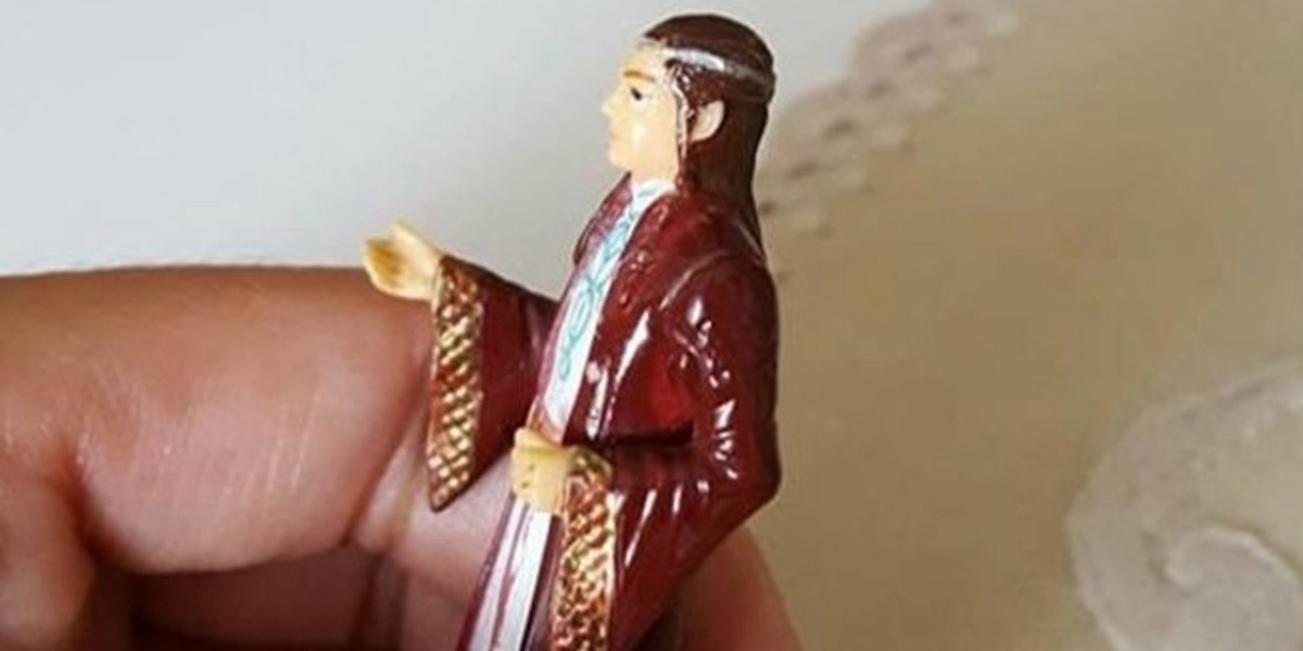 Insólito: le rezaba a un muñeco de "El Señor de los Anillos" que confundió con un santo | Redes