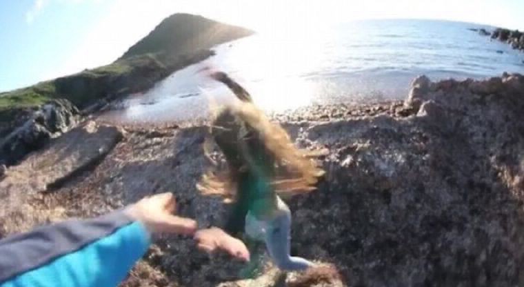 Viral misterioso: un joven tira a su novia de un barranco y los usuarios desconfían de la veracidad de las imágenes | Redes