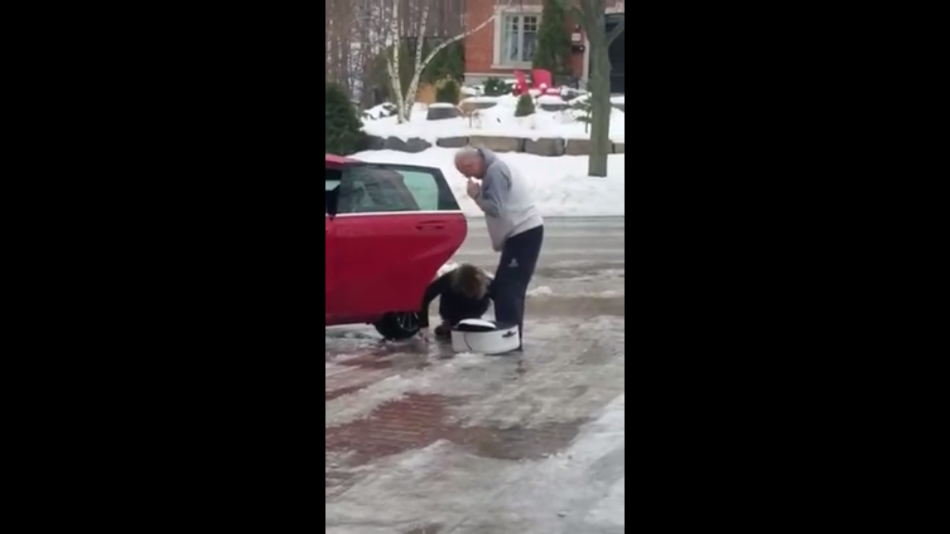 La risa más viral del mundo: así reaccionó una mujer al ver caer a su hija | Redes