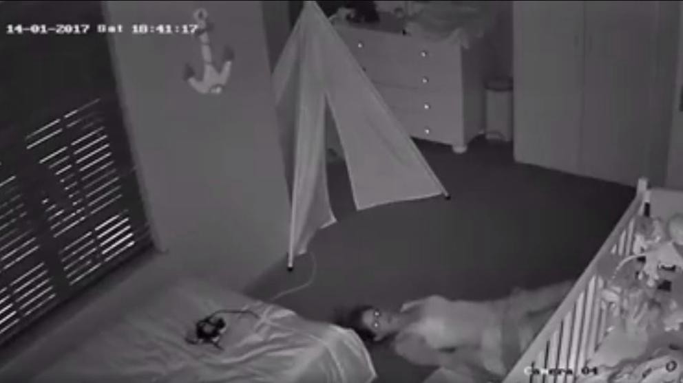 #EsViral Insólita técnica de una madre para no despertar a su bebé | Redes