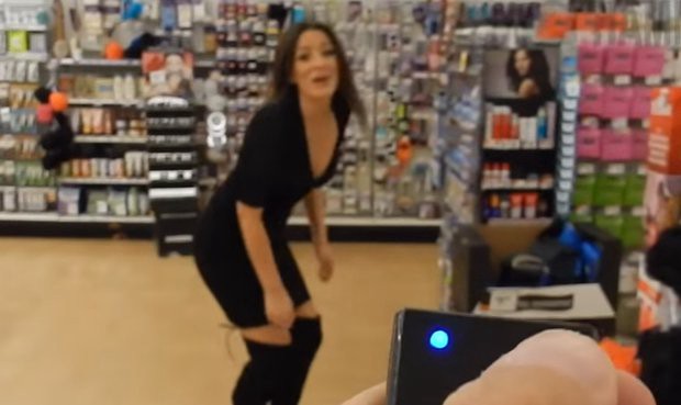 Video: le regaló a su novia una bombacha con un "dispositivo oculto" y lo usó cuando conoció a su suegra | Redes