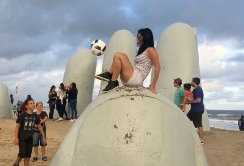 #EsViral La brasileña que hace "jueguito" en zapatillas, pero también con tacos aguja | Redes