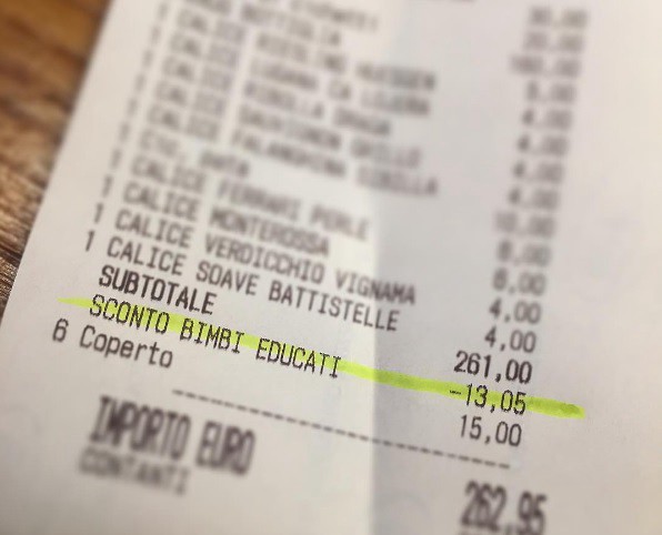 Restaurante aplicó descuento a clientes por tener "niños educados" | Redes