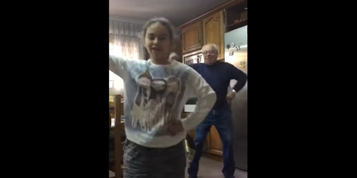 El abuelo que interrumpió a su nieta mientras bailaba y se volvió viral | Redes