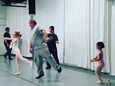 #EsViral Los padres que acompañan a sus hijas a la escuela de Danza | Redes